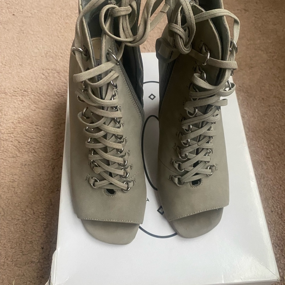 Steve Madden Freemee gray booties